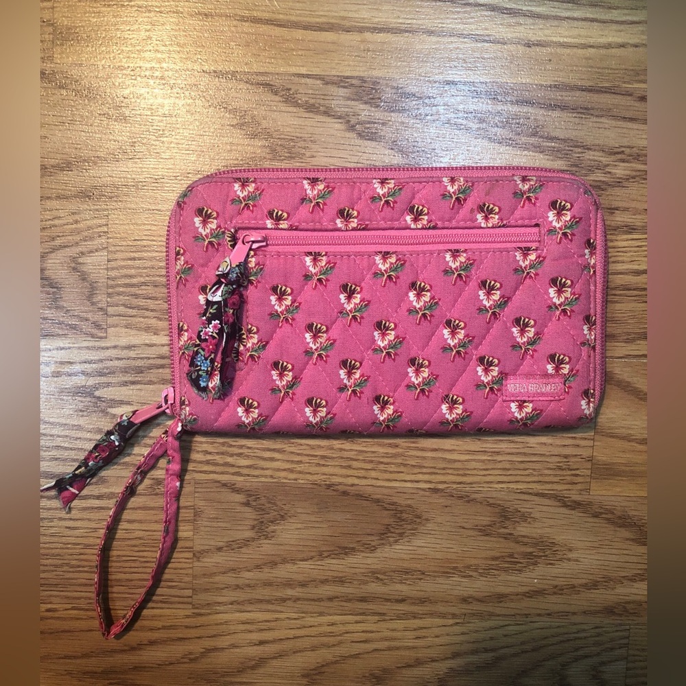 Vera Bradley Pink Floral Knit Pocketbook Wallet Quilted zip around wallet